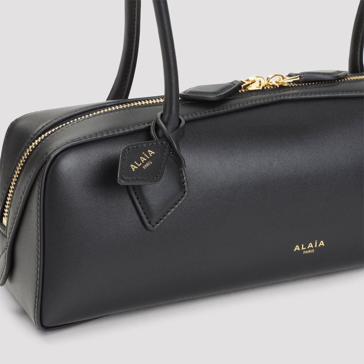 AlaÏA WOMEN BAGS - Black | c3de5177243a57dd89472a6c00ffa4377b5d1dbb