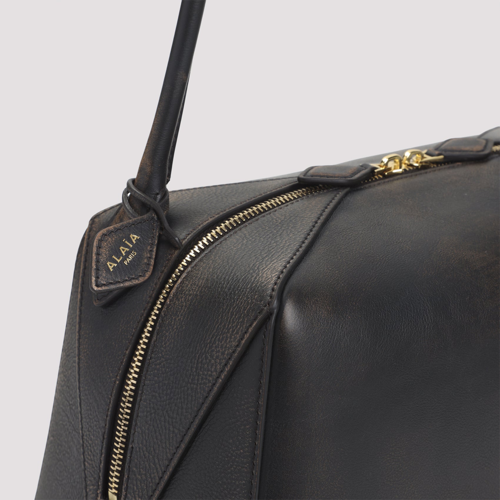 Ala√èA Shoulder Bags - Nude & Neutrals | 331826b8090c1deada140f5ea5ffc543df924402